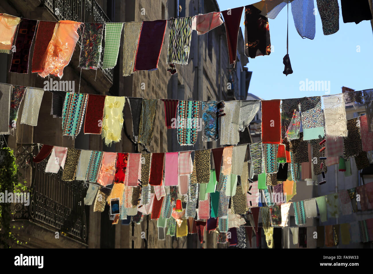 Les Restes de tissu de décoration de la rue De La Fontaine, quartier  Saint-Roch, Montpellier, France Photo Stock - Alamy