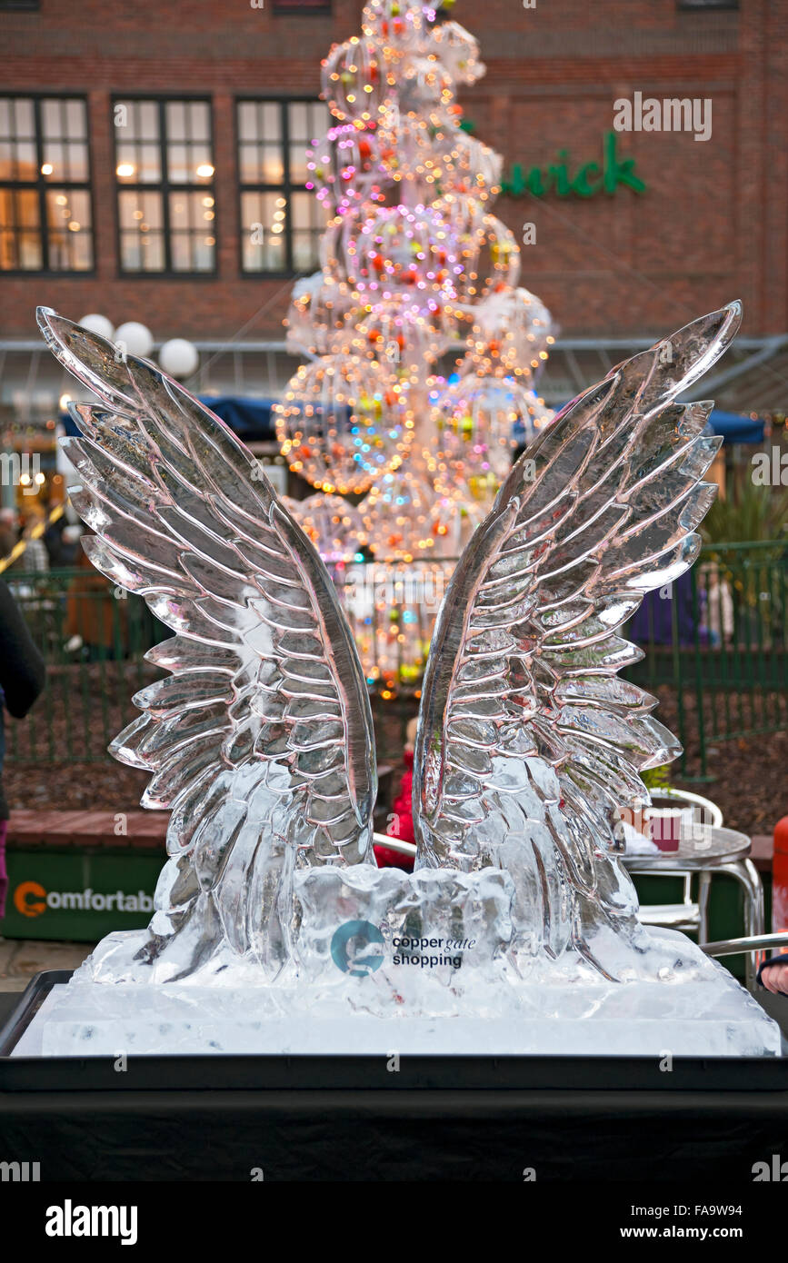 Sculpture sur glace d'ailes d'ange sur la piste de glace en hiver York North Yorkshire Angleterre Royaume-Uni GB Grande-Bretagne Banque D'Images