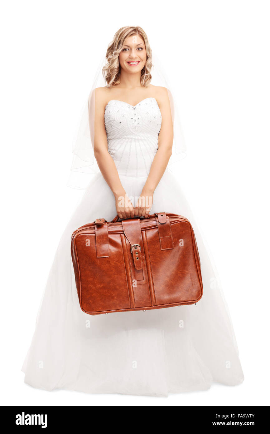 Portrait d'une jeune blonde bride holding a brown bag et regardant la caméra isolé sur fond blanc Banque D'Images