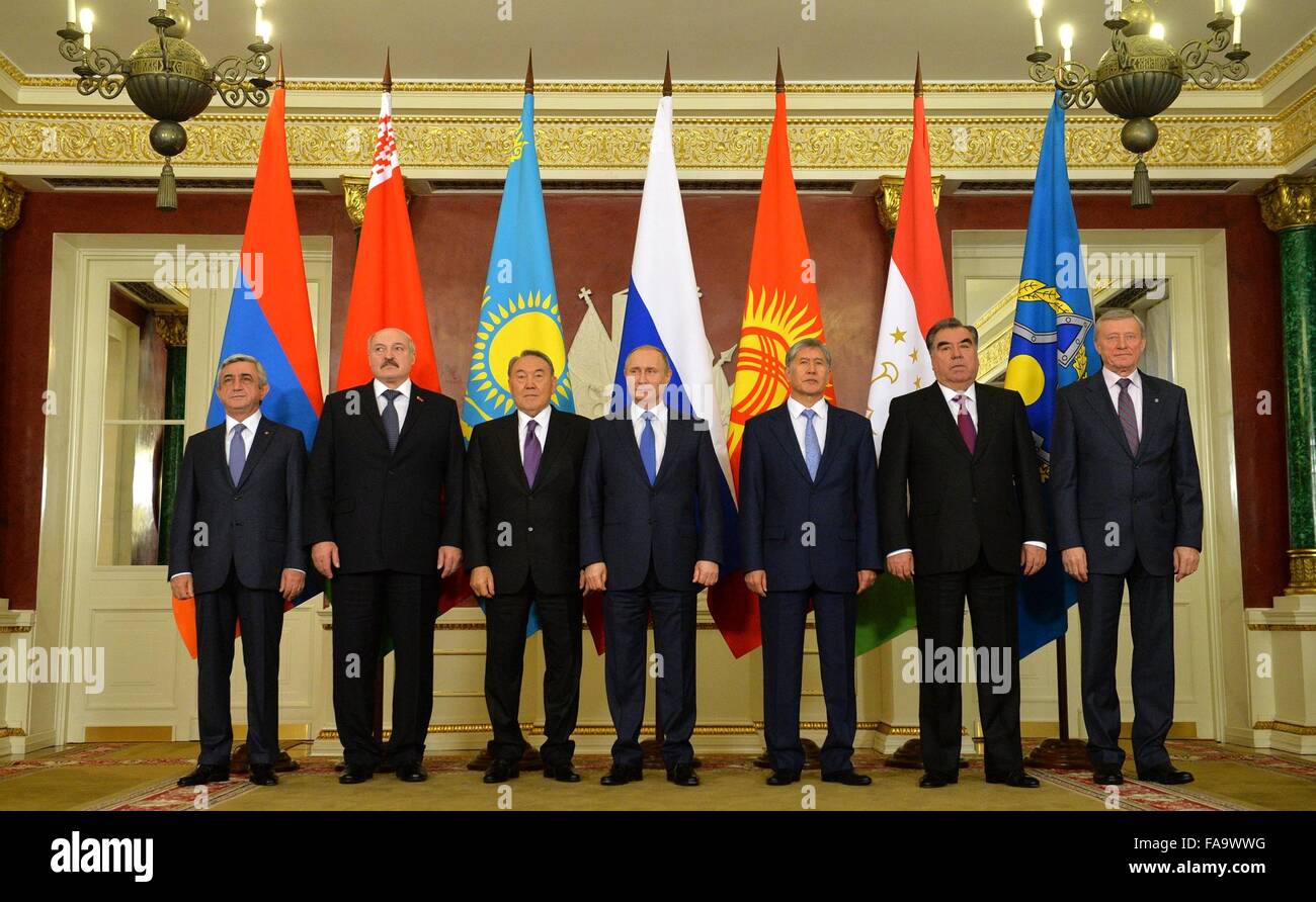Le président russe Vladimir Poutine est pour une photo de groupe avec les membres de l'Organisation du Traité de sécurité collective au Kremlin, le 21 décembre 2015 à Moscou, Russie. (L-R) : le président arménien Serzh Sargsian, le Président biélorusse Alexandre Loukachenko, le Président du Kazakhstan Nursultan Nazarbayev, le président russe Vladimir Poutine, Kysrgystan Président Almazbek Atambayev, le Président du Tadjikistan Emomali Rakhmon et Secrétaire général de l'OTSC Nikolai Bordyuzha. Banque D'Images