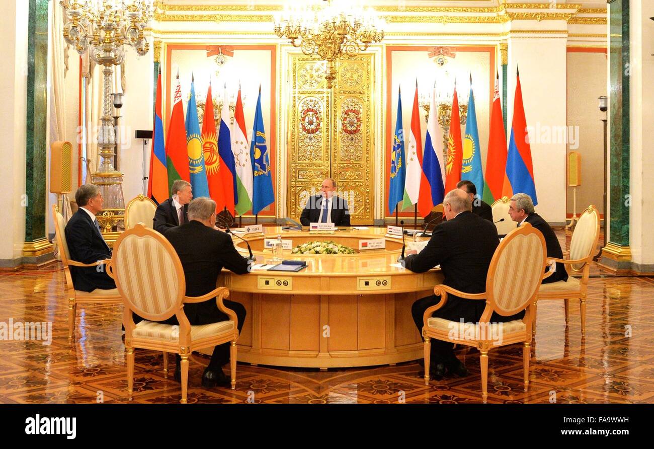 Le président russe Vladimir Poutine, centre, participe à une réunion de l'Organisation du Traité de sécurité collective au Kremlin, le 21 décembre 2015 à Moscou, Russie. Banque D'Images