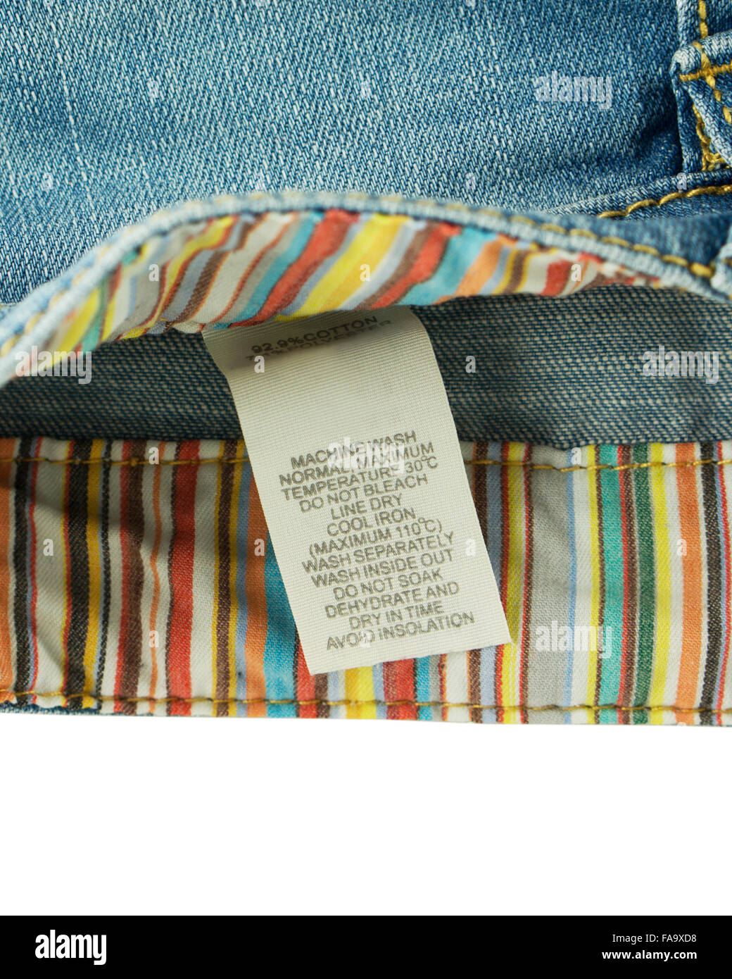 Marque de vêtements avec soin du linge sur un jean Banque D'Images