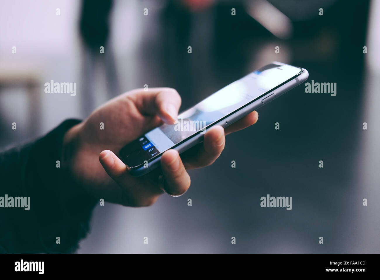 Jeune femme tenant un smartphone dans Tate Modern Banque D'Images