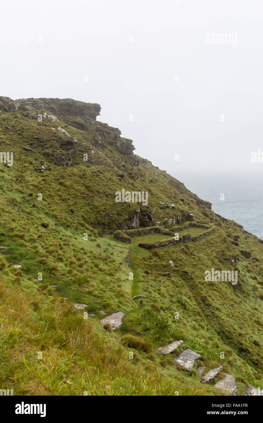 L'âge sombre demeure, Château de Tintagel, Cornwall, UK. Habitée au moins depuis la fin de la période romaine, le site de Château de Tintagel bec Banque D'Images