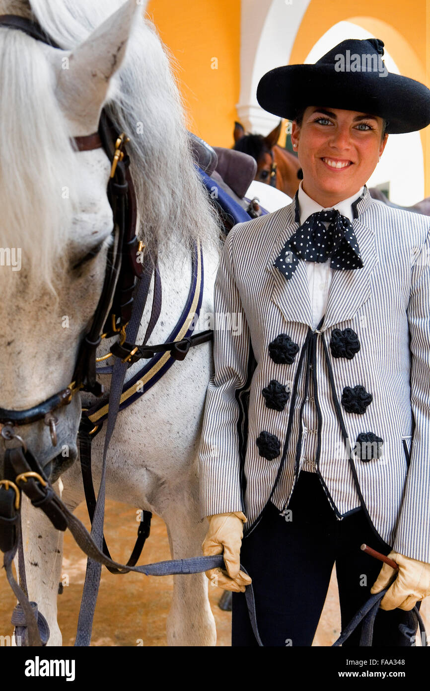 Cavalière de l'école royale andalouse d'art équestre 'Real Escuela Andaluza Del Arte Ecuestre". Jerez de la Frontera. Cádiz Banque D'Images