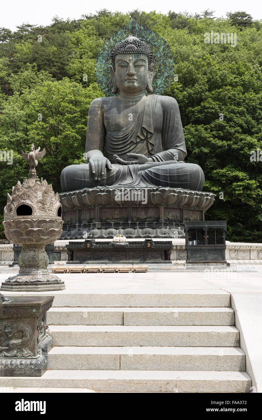 Bouddha en bronze de Sinheungsa (Temple bouddhiste) près de l'entrée principale du Parc National de Seoraksan, Seorak-dong, Sokcho Kangwon-si, Banque D'Images