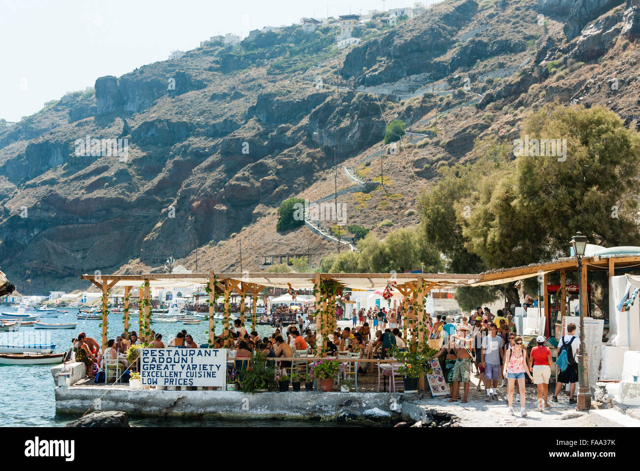 Les Cyclades, Santorin, Thirasia. Korfos, Cadouni, un café, un restaurant  sur le littoral. Encombrée de touristes à manger tables et chaises. Grand  panneau, bas prix Photo Stock - Alamy