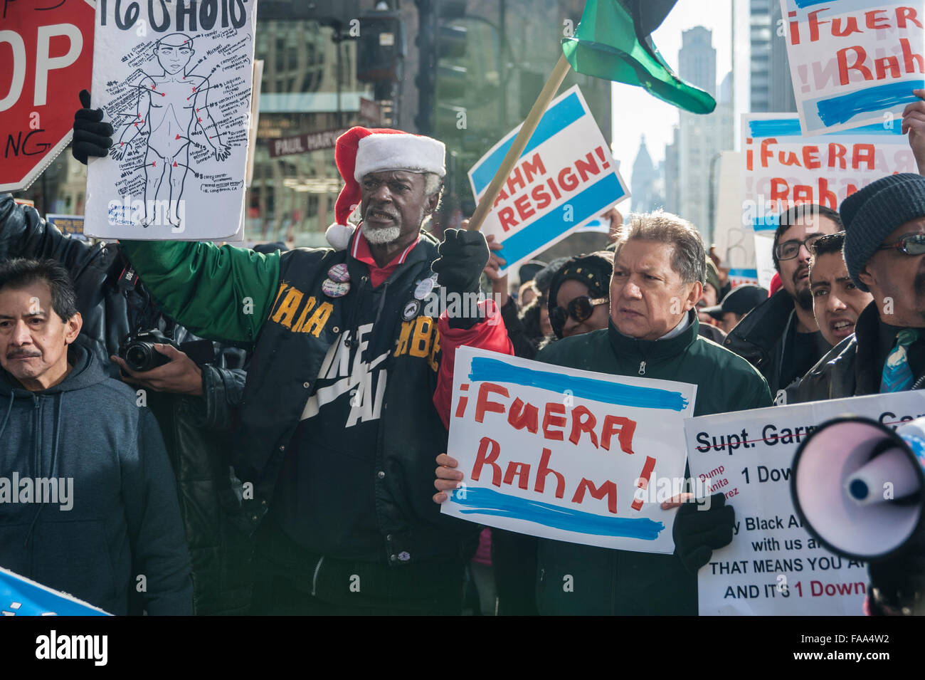 Chicago, USA. 24 décembre 2015. Des centaines de personnes se rassemblent à mars vers le bas de l'Avenue Michigan Magnificent Mile' commerçant sur la veille de Noël pour protester contre les allégations de camouflage de police liés à la mort d'Laquand McDonald par un policier de Chicago. Entouré de membres de la force de police de Chicago, des manifestants scandaient "16 coups et une dissimulation," et appelant à la maire de Chicago Rahm Emanuel de démissionner, sur ce qui a été décrit comme 'Black Christmas'. Crédit : Stephen Chung / Alamy Live News Banque D'Images