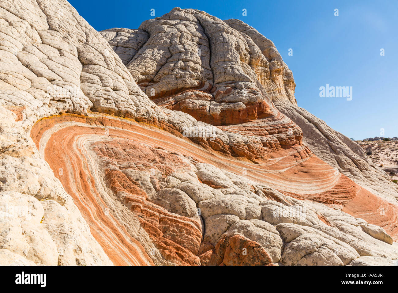 En courbe et sinueuse rocks dans l'unique et à distance des formations de roche poche blanc à Vermillion Cliffs National Monument en Arizona Banque D'Images