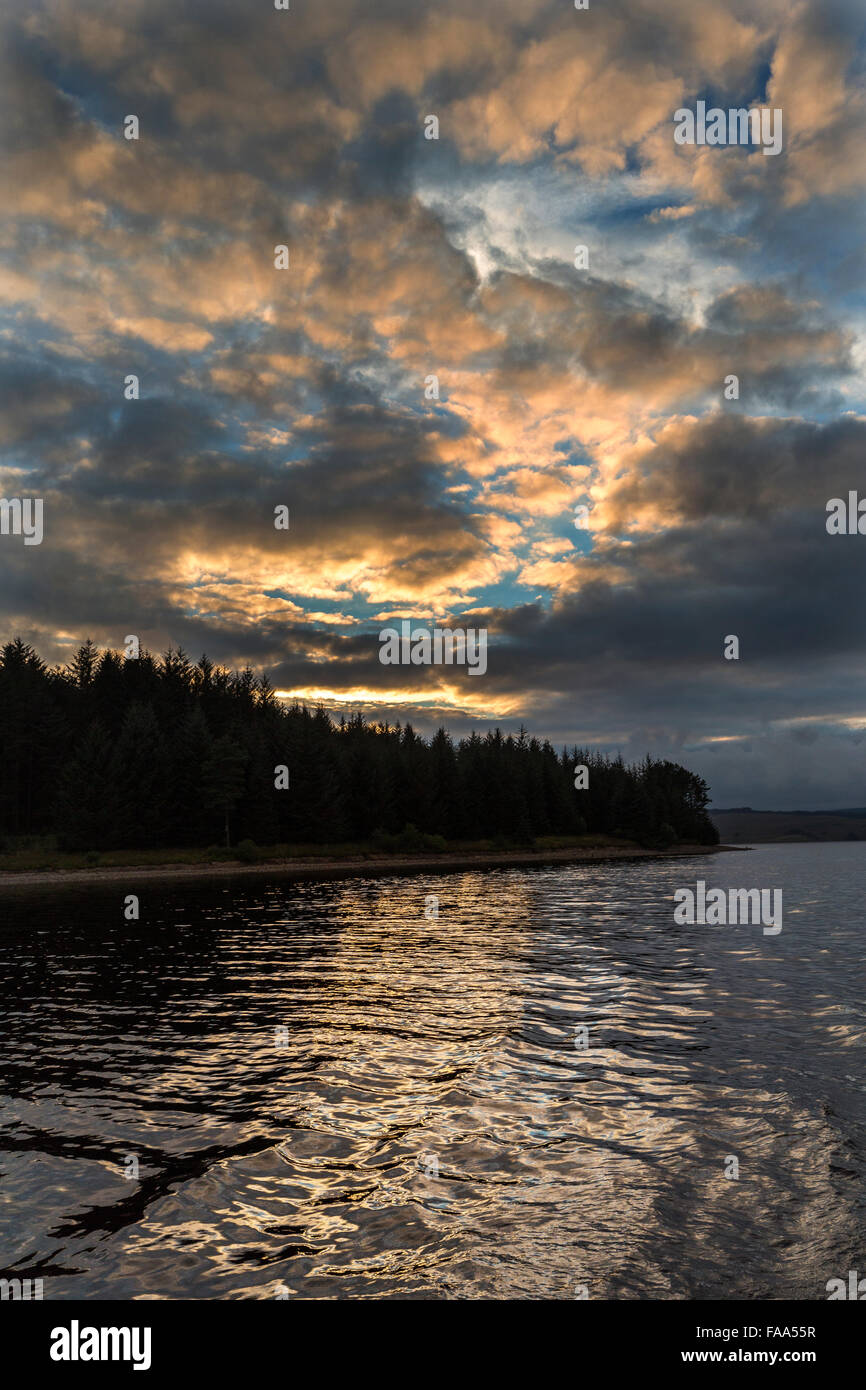 Réservoir de Kielder au coucher du soleil, Northumberland, England, UK Banque D'Images