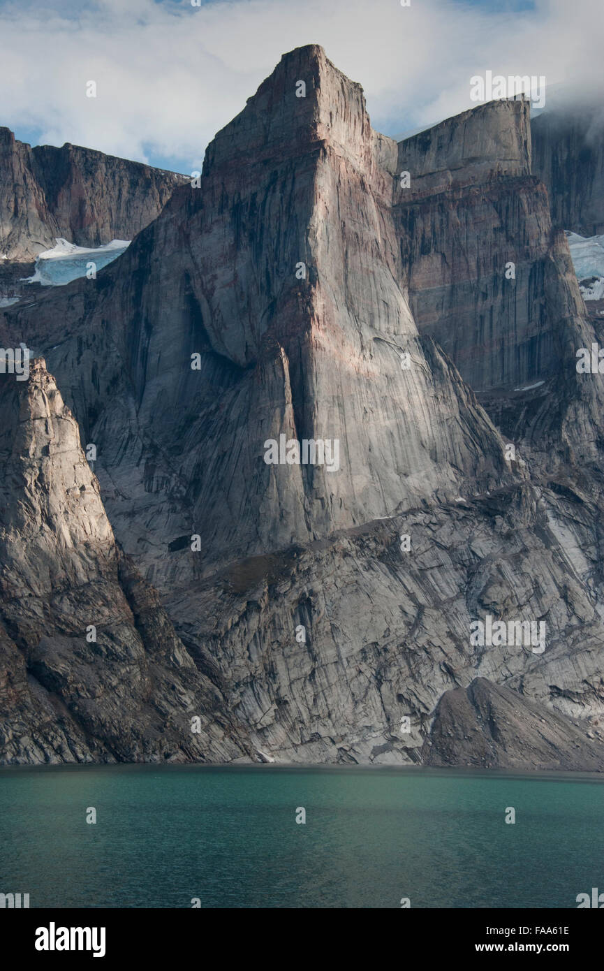 Montagnes, glaciers et fjords à l'île de Baffin, de l'Arctique canadien. Banque D'Images
