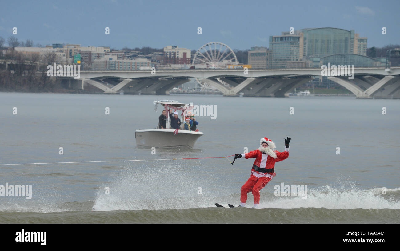 Washington, DC, USA. Le 24 décembre, 2015. Un acteur déguisé en Père Noël effectue lors de la 30e manifestation régionale pour la célébration de Noël appelé 'Water-Skiing Santa' à Alexandria, en Virginie, aux États-Unis, le 24 décembre 2015. Credit : Jiao Min/Xinhua/Alamy Live News Banque D'Images