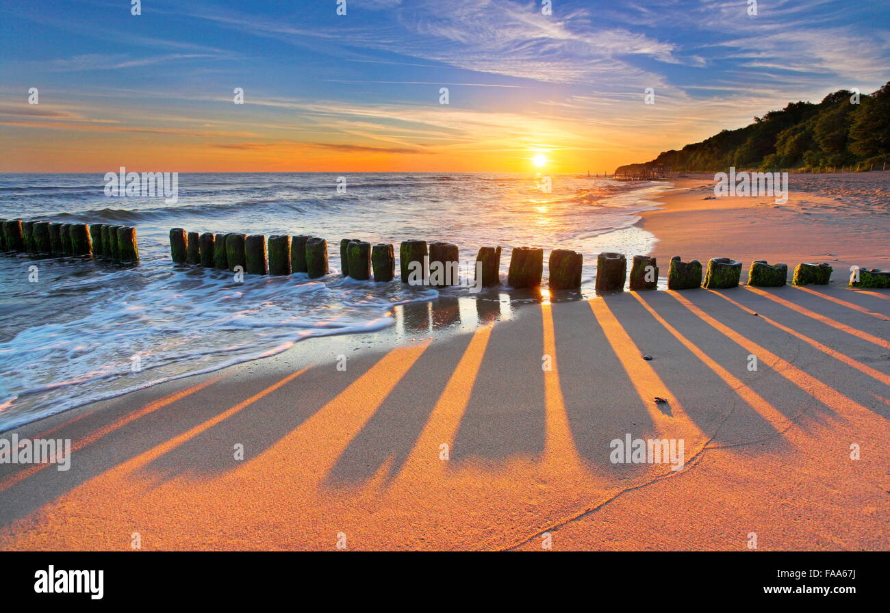 Au coucher du soleil paysage plage vide, la mer Baltique, la Poméranie, Pologne Banque D'Images
