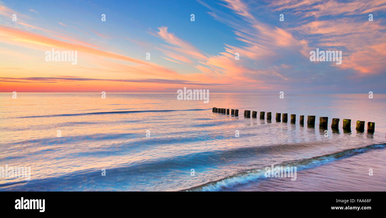 La mer Baltique mer plage au coucher du soleil, la Poméranie, Pologne Banque D'Images