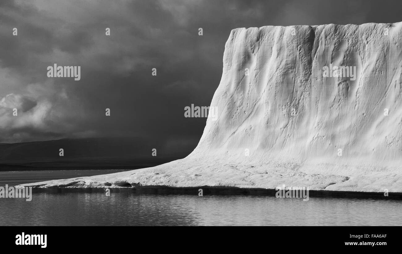 Énorme, 200 mètres de haut, iceberg, île de Baffin, de l'Arctique canadien Banque D'Images
