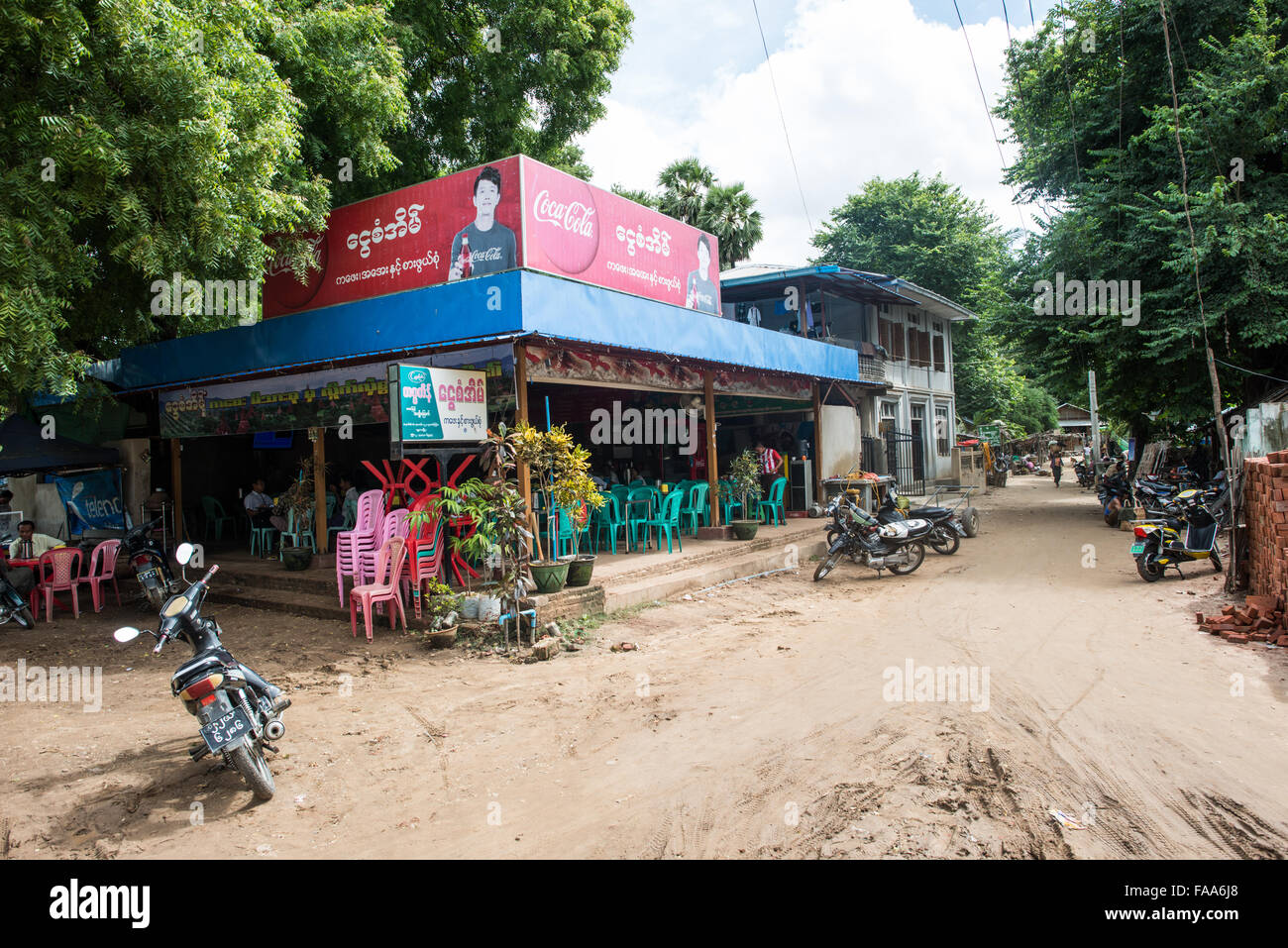 Myinkaba, Myanmar — des vendeurs locaux exposent des produits frais et des marchandises au marché du matin dans le village de Myinkaba, près de Bagan, Myanmar. Des fruits colorés, des légumes et des aliments traditionnels bordent des stands de fortune le long de la rue. Banque D'Images