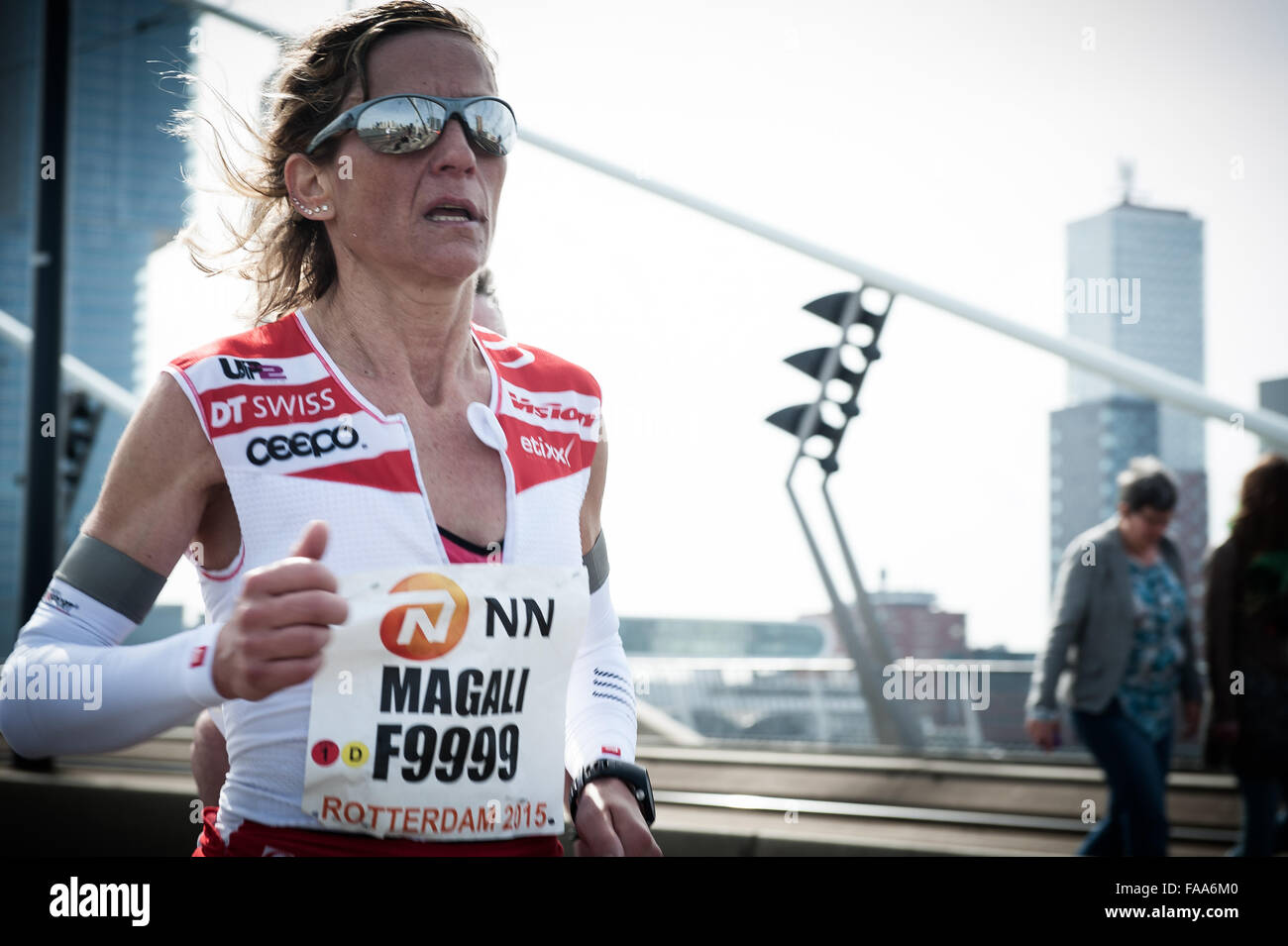 Rotterdam, aux Pays-Bas. Le 04 Avr, 2015. Les participants courent sur le pont Erasme de Rotterdam pendant la Marathon. Credit : Romy Arroyo Fernandez/Alamy Banque D'Images