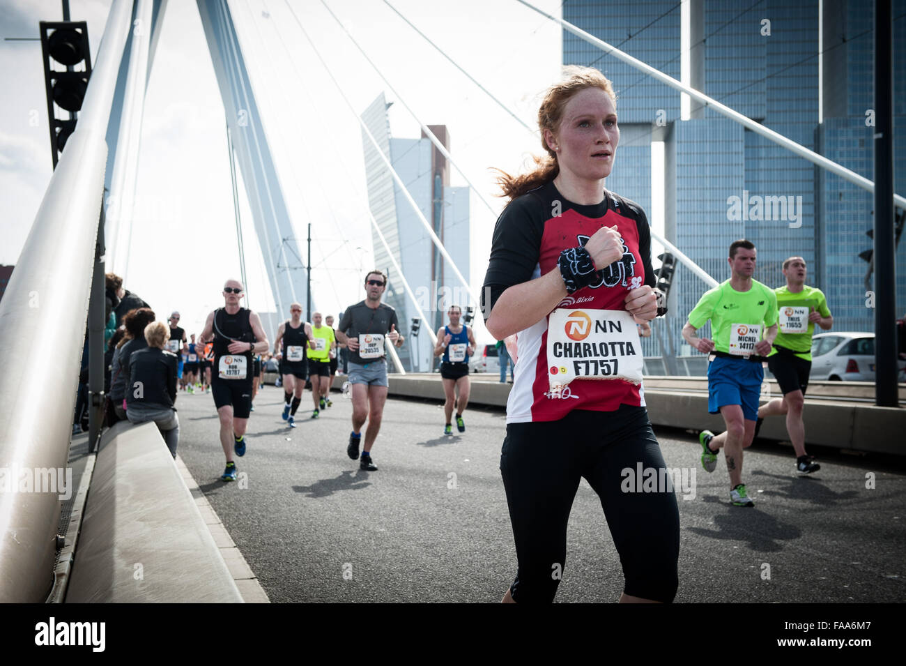 Rotterdam, aux Pays-Bas. Le 04 Avr, 2015. Les participants courent sur le pont Erasme de Rotterdam pendant la Marathon. Credit : Romy Arroyo Fernandez/Alamy Banque D'Images