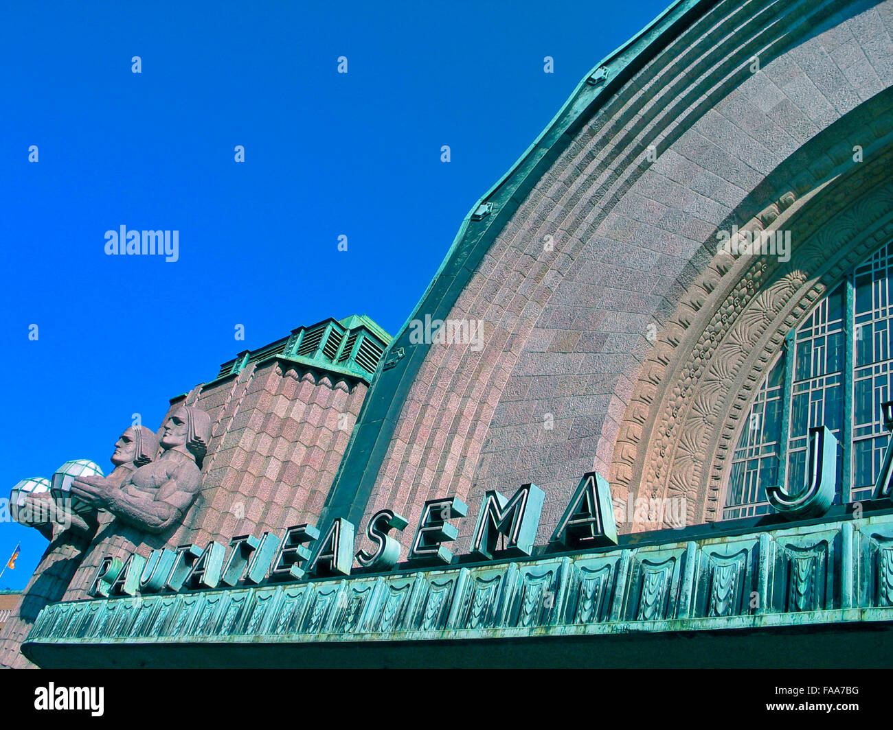 Orbes hommes tenant à la gare d'Helsinki Banque D'Images