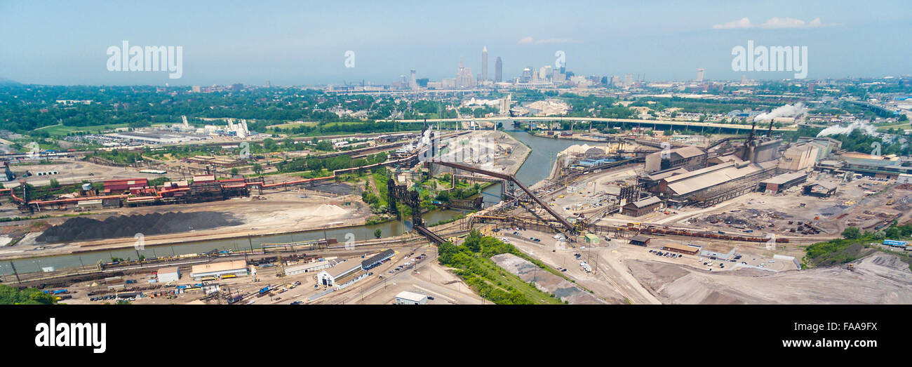 Vue aérienne du centre-ville de Cleveland, le train et la rivière, et les régions avoisinantes à partir d'un drone - panorama Banque D'Images