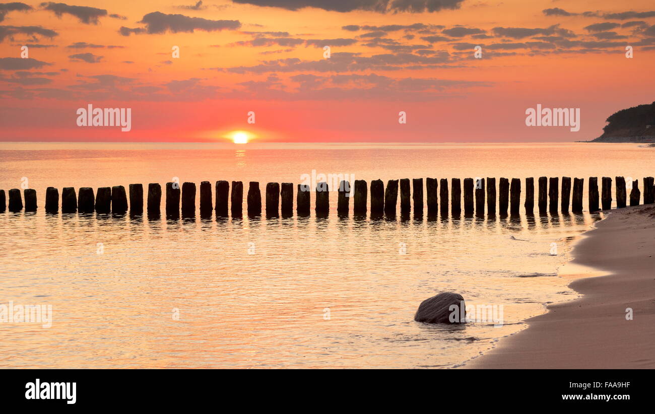 Paysage de la mer Baltique à l'heure du coucher du soleil, Pologne Banque D'Images