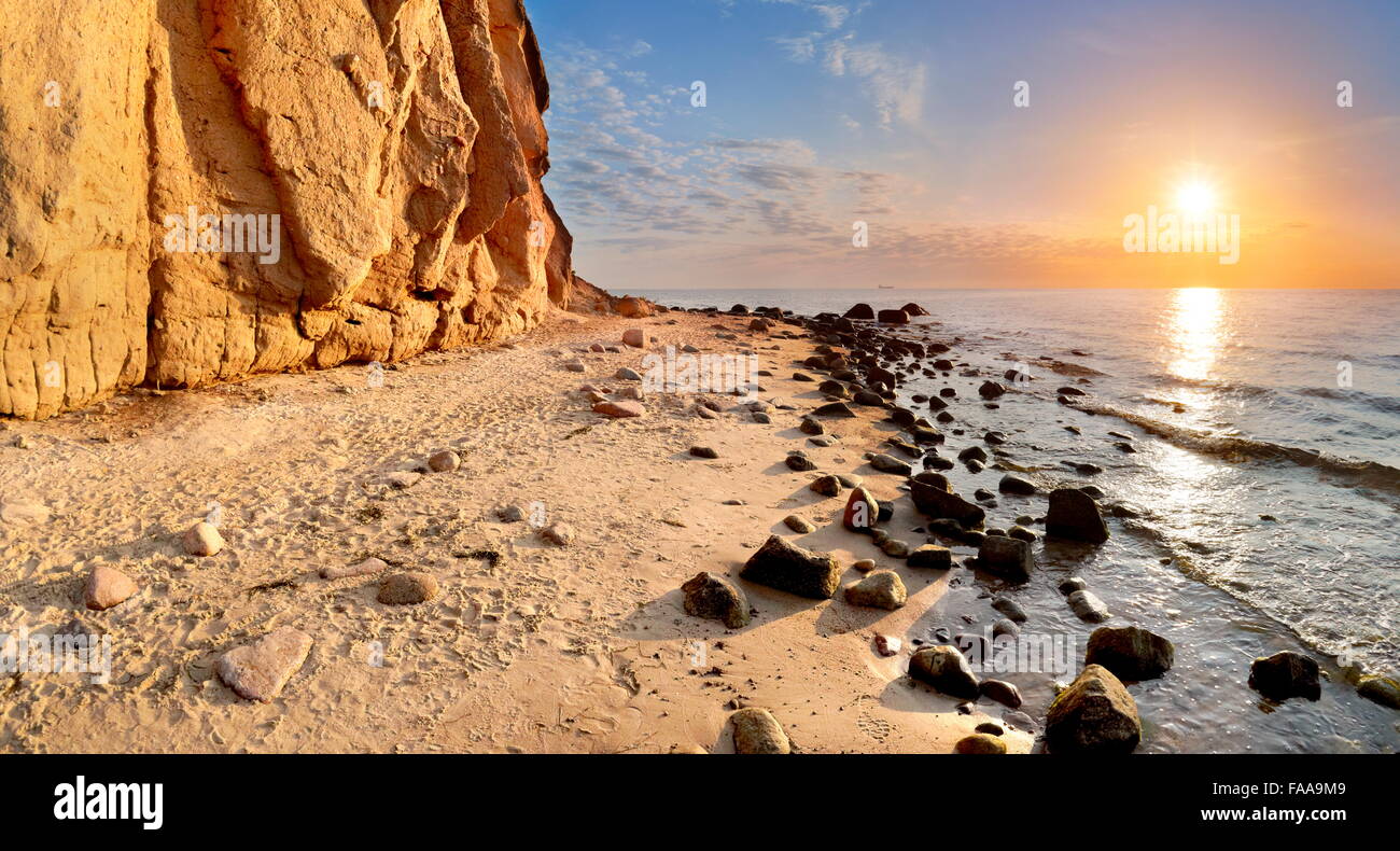 Au lever du soleil près de la plage de la mer Baltique Gdynia, Pologne Banque D'Images