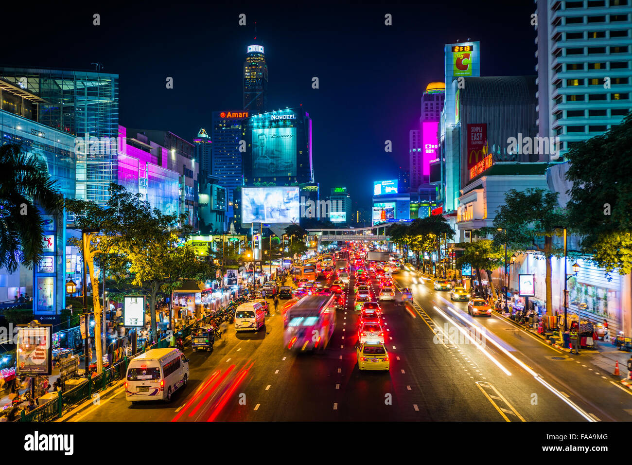 Une longue exposition de trafic et les bâtiments modernes sur Ratchadamri Road la nuit, au Siam, à Bangkok, Thaïlande. Banque D'Images