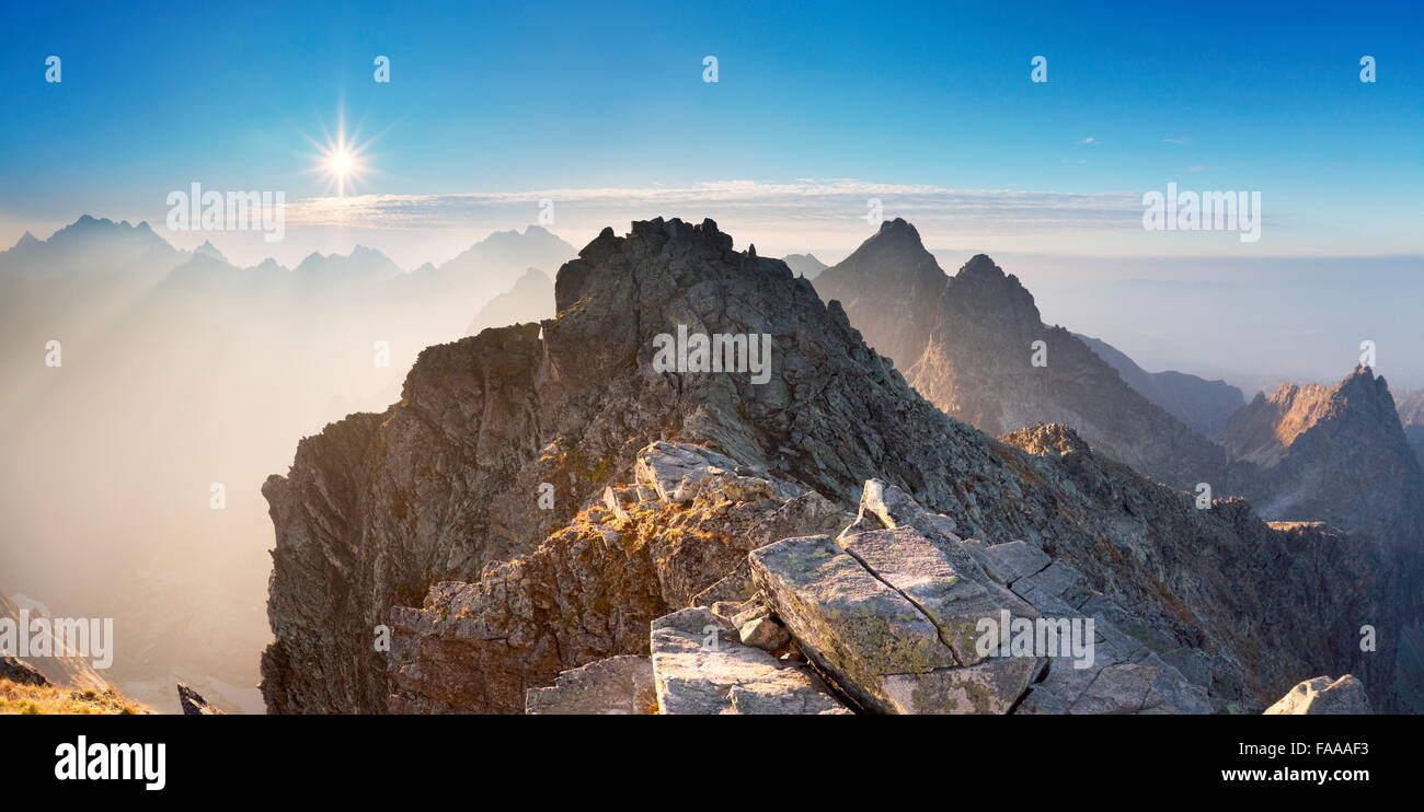 Rysy Peak au lever du soleil, montagnes Tatra, Pologne Banque D'Images