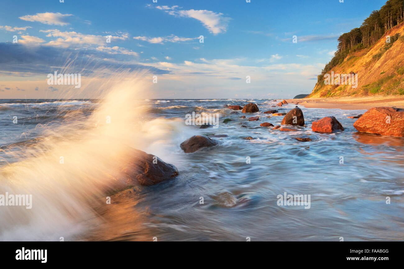 Paysage avec de l'onde de mer et ciel bleu, mer Baltique, occidentale, Pologne Banque D'Images