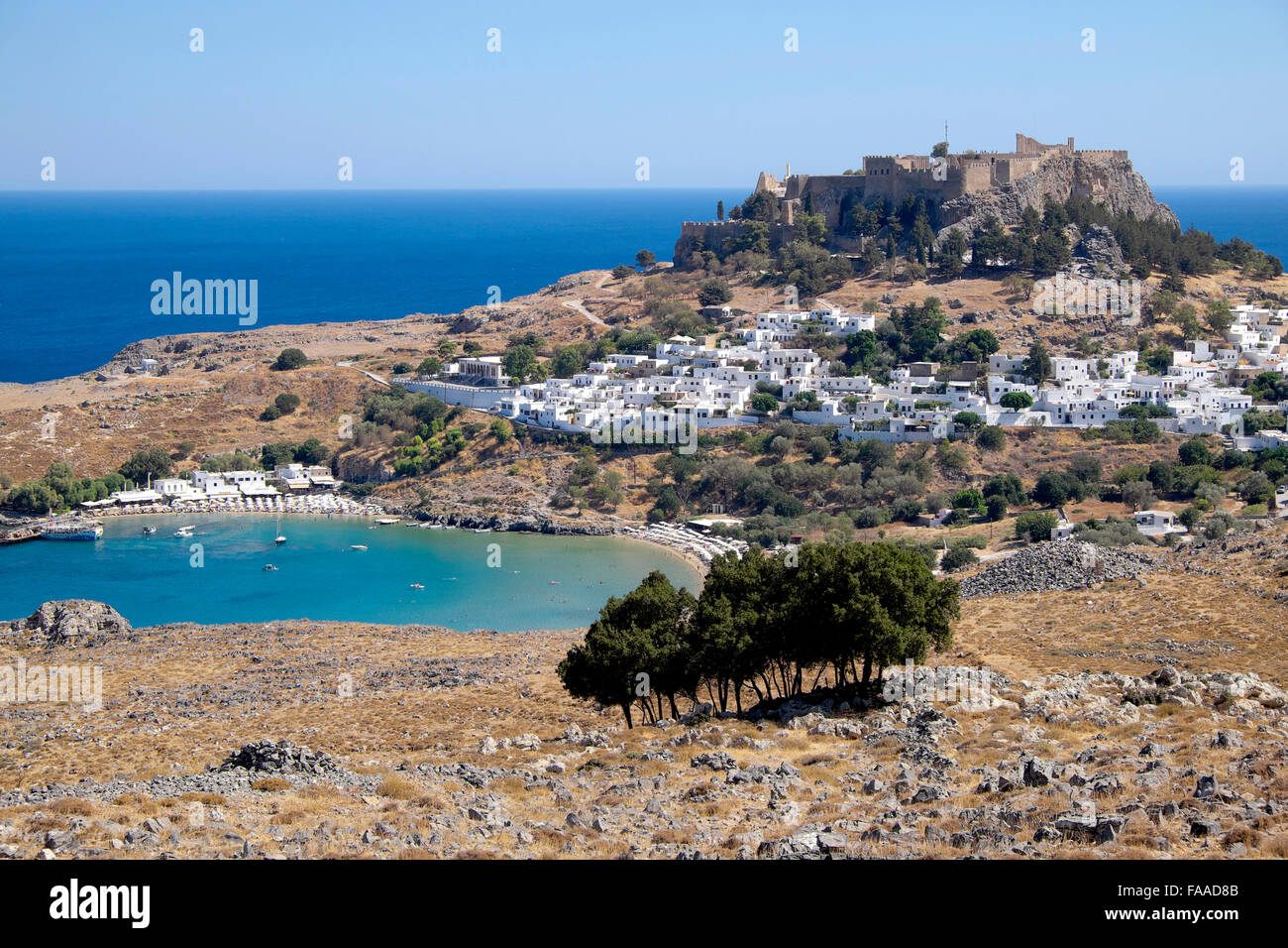 Baie de Lindos avec Acropole, Lindos, Rhodes, Dodécanèse, Grèce Banque D'Images