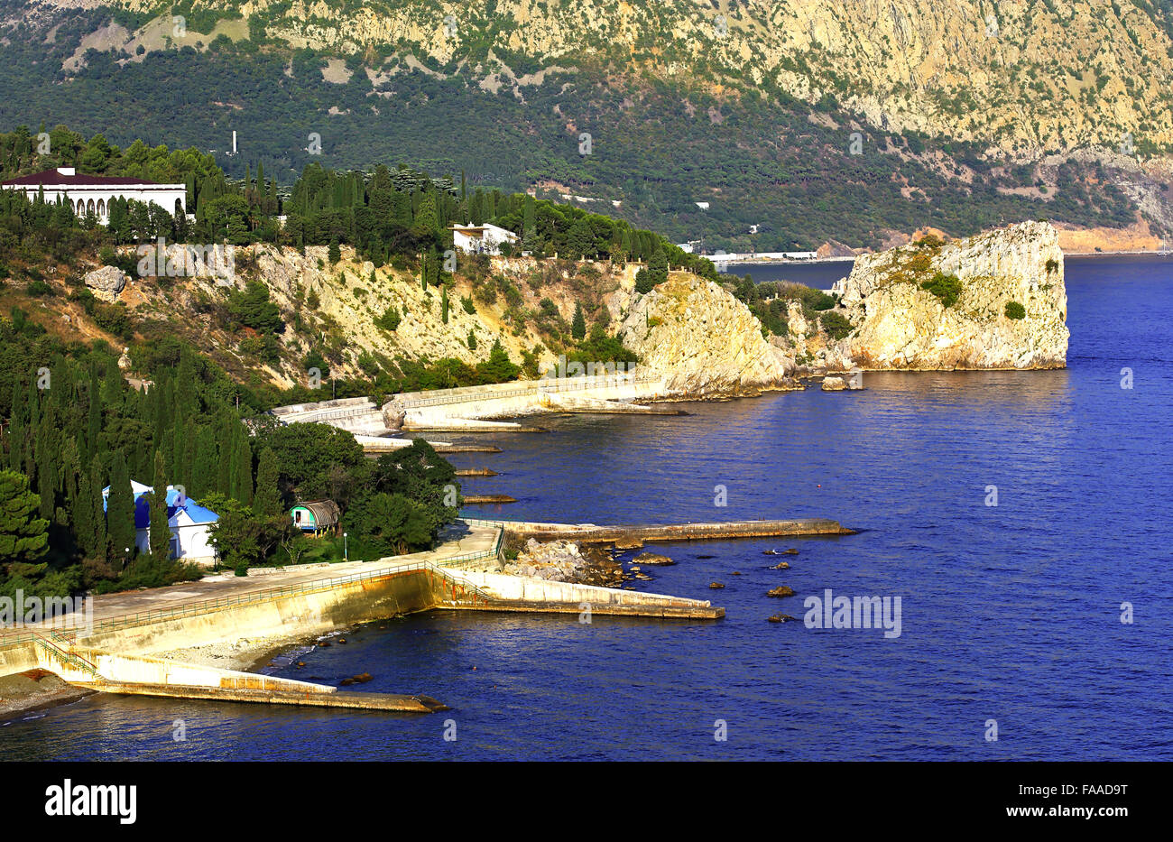 Vue sur la mer avec des cyprès sur les rochers Banque D'Images