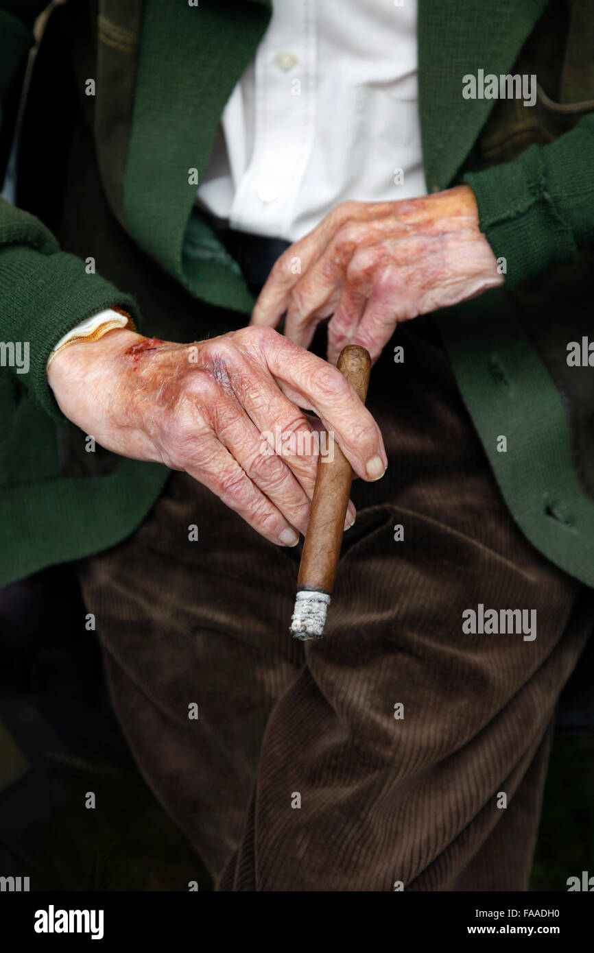 Mains d'un très vieil homme à cigare, pantalon et veste en velours côtelé, maison de retraite, Berlin, Allemagne Banque D'Images