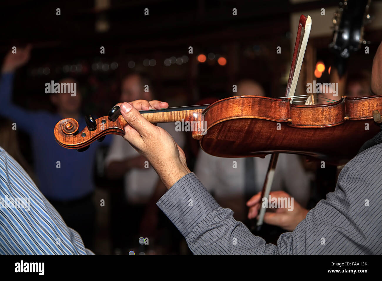 La violoniste jouant son instrument Banque D'Images