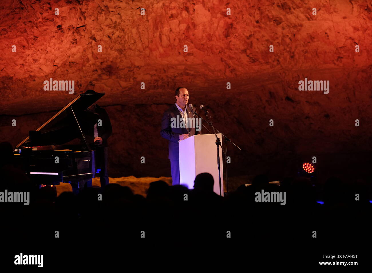 Nir Barkat, maire de Jérusalem s'adressant à l'audience avant une performance musicale à l'intérieur de la grotte de Sédécias, également appelé Solomon's Carrières Une carrière souterraine de pierre calcaire qui fonctionne dans le quartier musulman de la vieille ville de Jérusalem Israël Banque D'Images