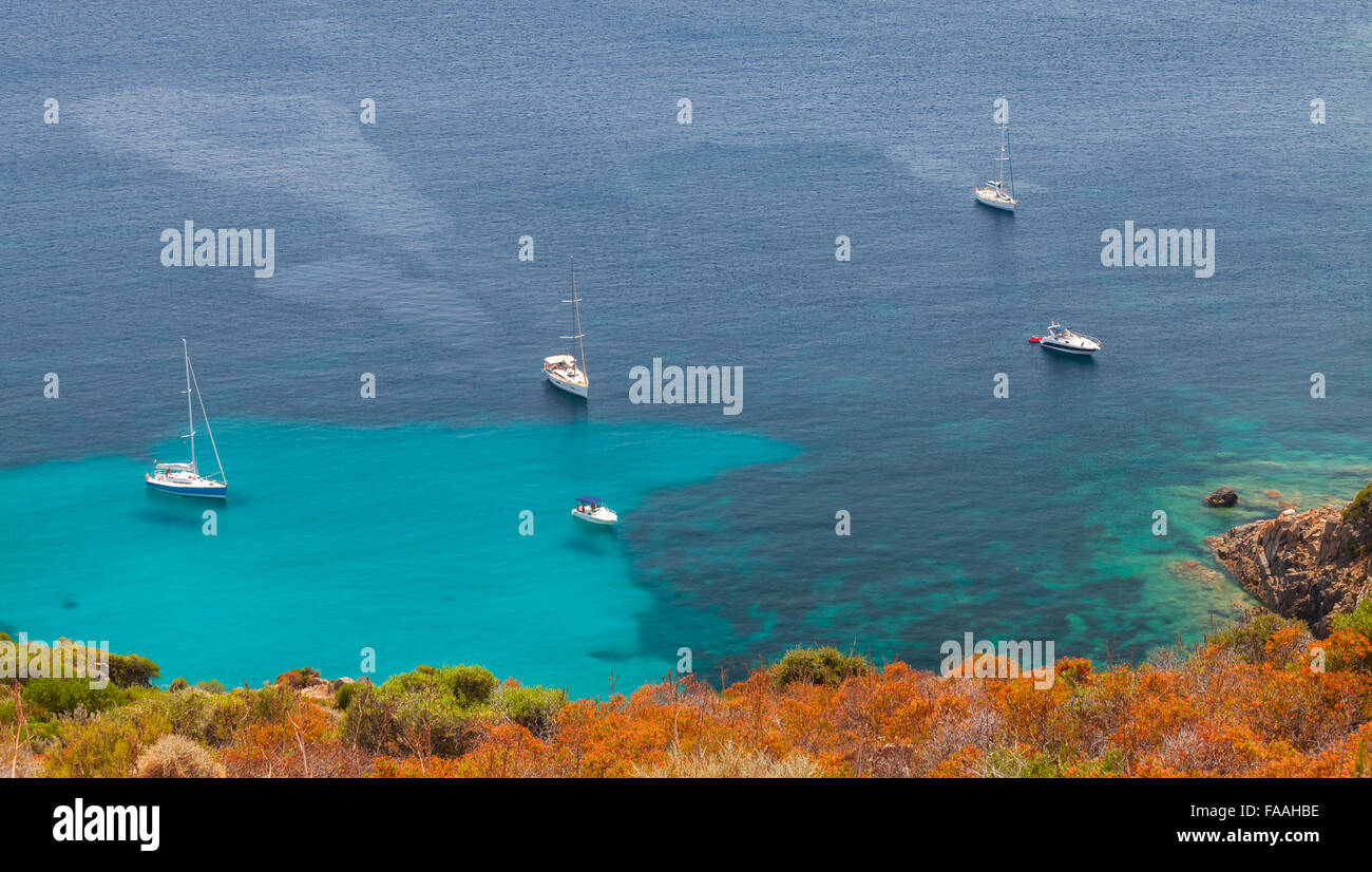 Les bateaux de plaisance amarrés dans la baie d'Azur, Corse du Sud, France Banque D'Images