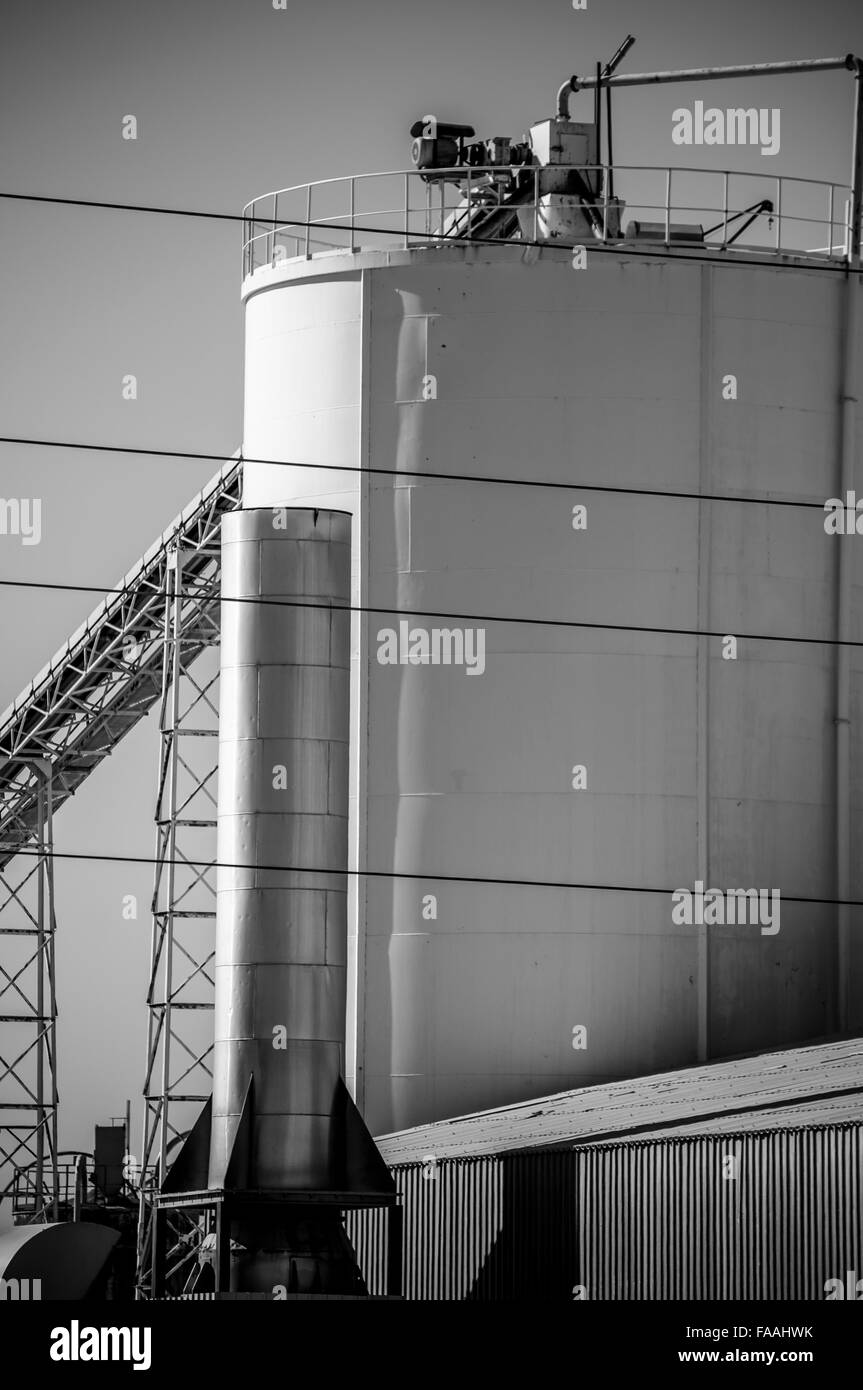 La structure de la raffinerie, les pipelines et les tours, survol de l'industrie lourde Banque D'Images