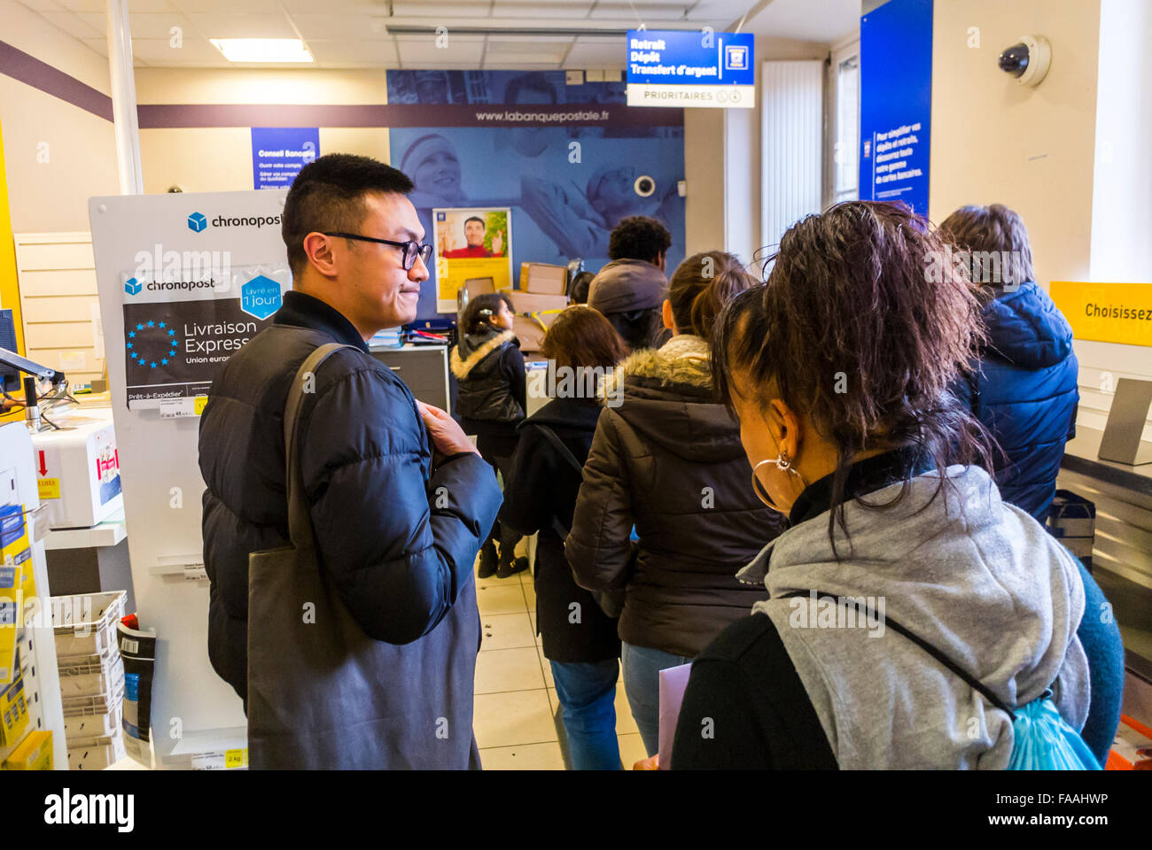 Paris, France, foule de gens faisant la queue, attendant en ligne, à l'intérieur de la poste française, par derrière Banque D'Images
