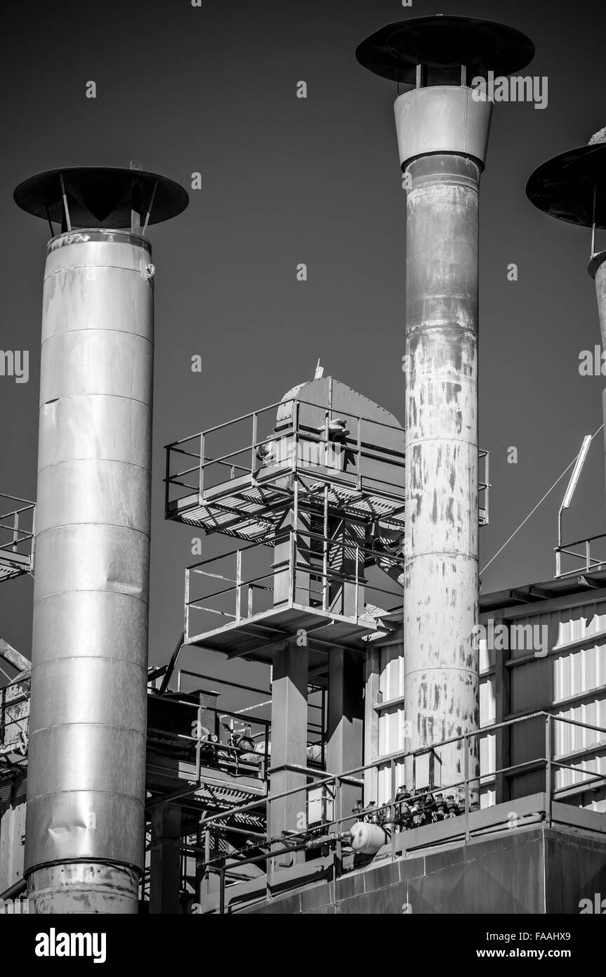 La structure de la raffinerie, les pipelines et les tours, survol de l'industrie lourde Banque D'Images