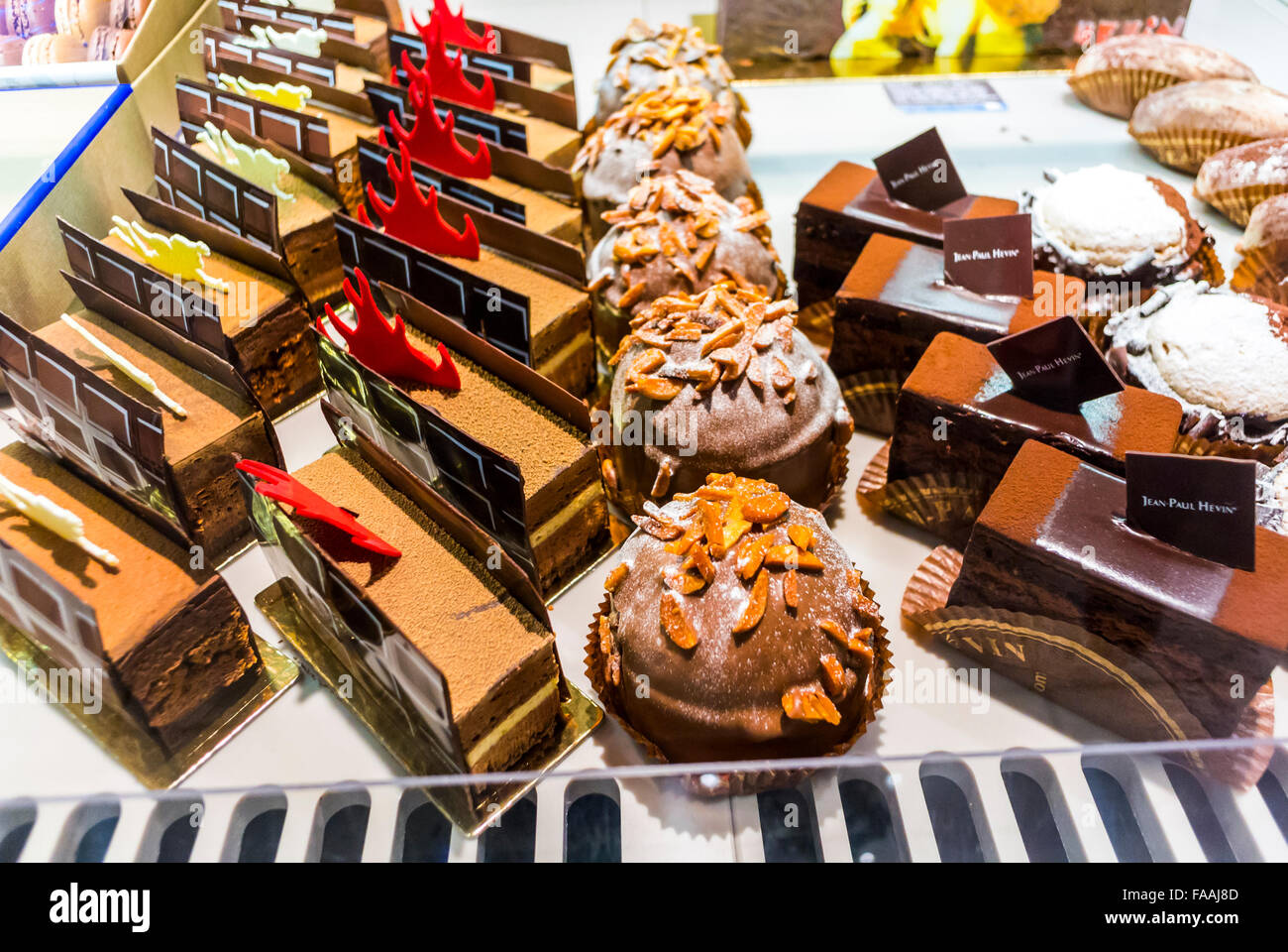 Paris, France, détail, gâteaux desserts français dans le grand magasin français, boutique Lafayettes Gourmet, chocolatier, Jean Paul Henin, pâtisserie, pâtisserie, aliments ultra transformés Banque D'Images