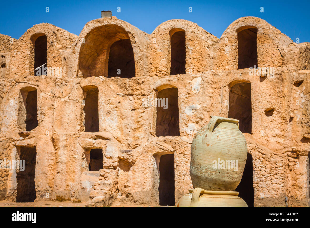 La Tunisie. Médenine. Fragment de l'ancien Ksar situé à l'intérieur de village. Il y avait autrefois greniers fortifiés (Ghorfas) Banque D'Images