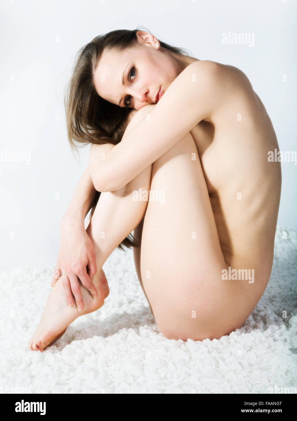 Jeune femme nue assise Stock Photo - Alamy