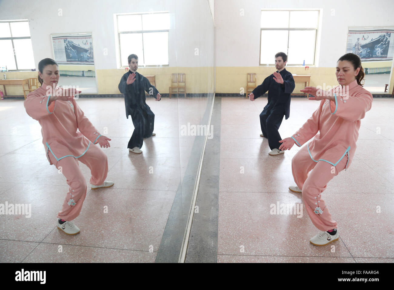 Jiaozuo, province de Henan en Chine. Le 24 décembre, 2015. Paul Roberts (retour) et Alicia del Rio Cervera pratique Taichi, un art martial chinois, à Chenjiagou, Village où Taichi a été commencé, comté de Wenxian, province du Henan en Chine centrale, le 24 décembre 2015. L'homme britannique Paul et dame espagnole Alicia est venu à Chenjiagou à apprendre Taichi en mars et novembre de l'année dernière respectivement, puis est tombé en amour après des jours de partenariat. © Xu Hongxing/Xinhua/Alamy Live News Banque D'Images