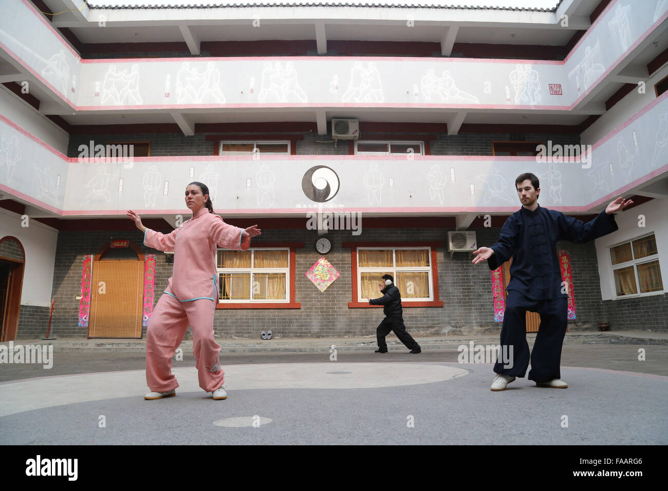 Jiaozuo, province de Henan en Chine. Le 24 décembre, 2015. Paul Roberts (R) et Alicia del Rio Cervera pratique Taichi, un art martial chinois, à Chenjiagou, Village où Taichi a été commencé, comté de Wenxian, province du Henan en Chine centrale, le 24 décembre 2015. L'homme britannique Paul et dame espagnole Alicia est venu à Chenjiagou à apprendre Taichi en mars et novembre de l'année dernière respectivement, puis est tombé en amour après des jours de partenariat. © Xu Hongxing/Xinhua/Alamy Live News Banque D'Images