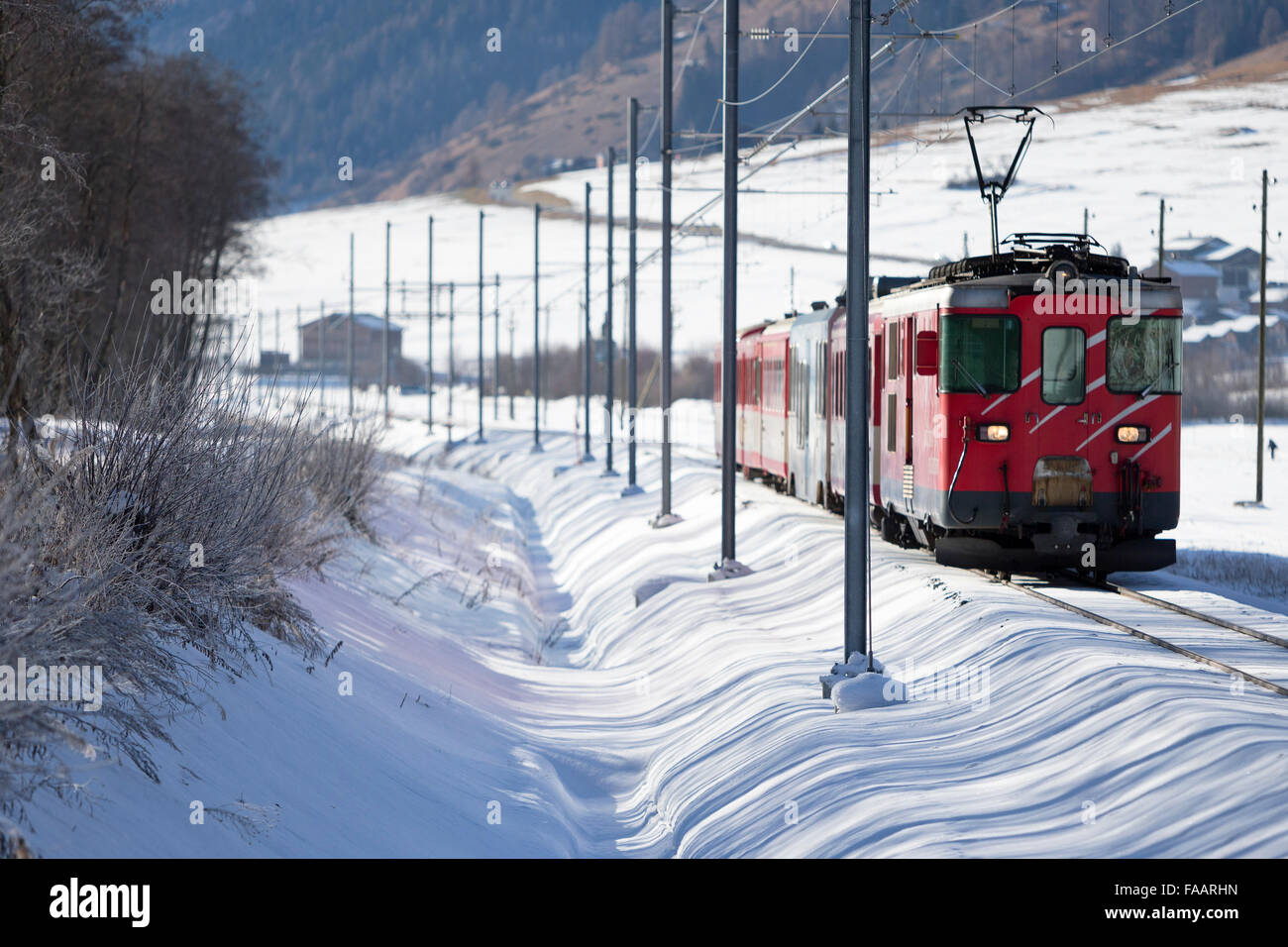 Crans-montana, Suisse. 25 Décembre, 2015. Le Matterhorn Gotthard Bahn dans la neige. Ce train régional relie les villages dans les Alpes du sud de la Suisse. Credit : Dominic Steinmann/Alamy Live News Banque D'Images