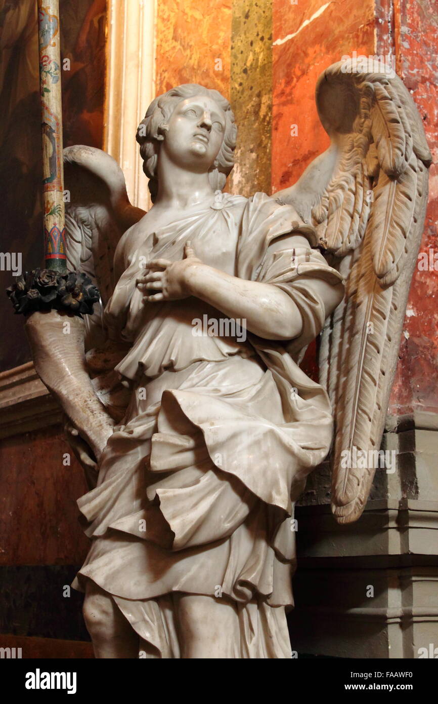 Statue d'un ange en pierre en regardant le ciel Banque D'Images Statue d'un ange en pierre en regardant le ciel Banque D'Images