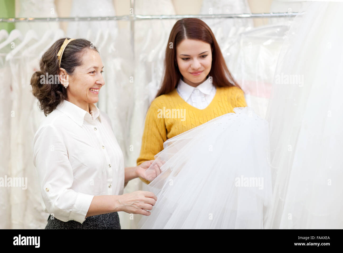 Deux femmes choisit au voile de la mariée mariage. L'accent sur la maturité Banque D'Images