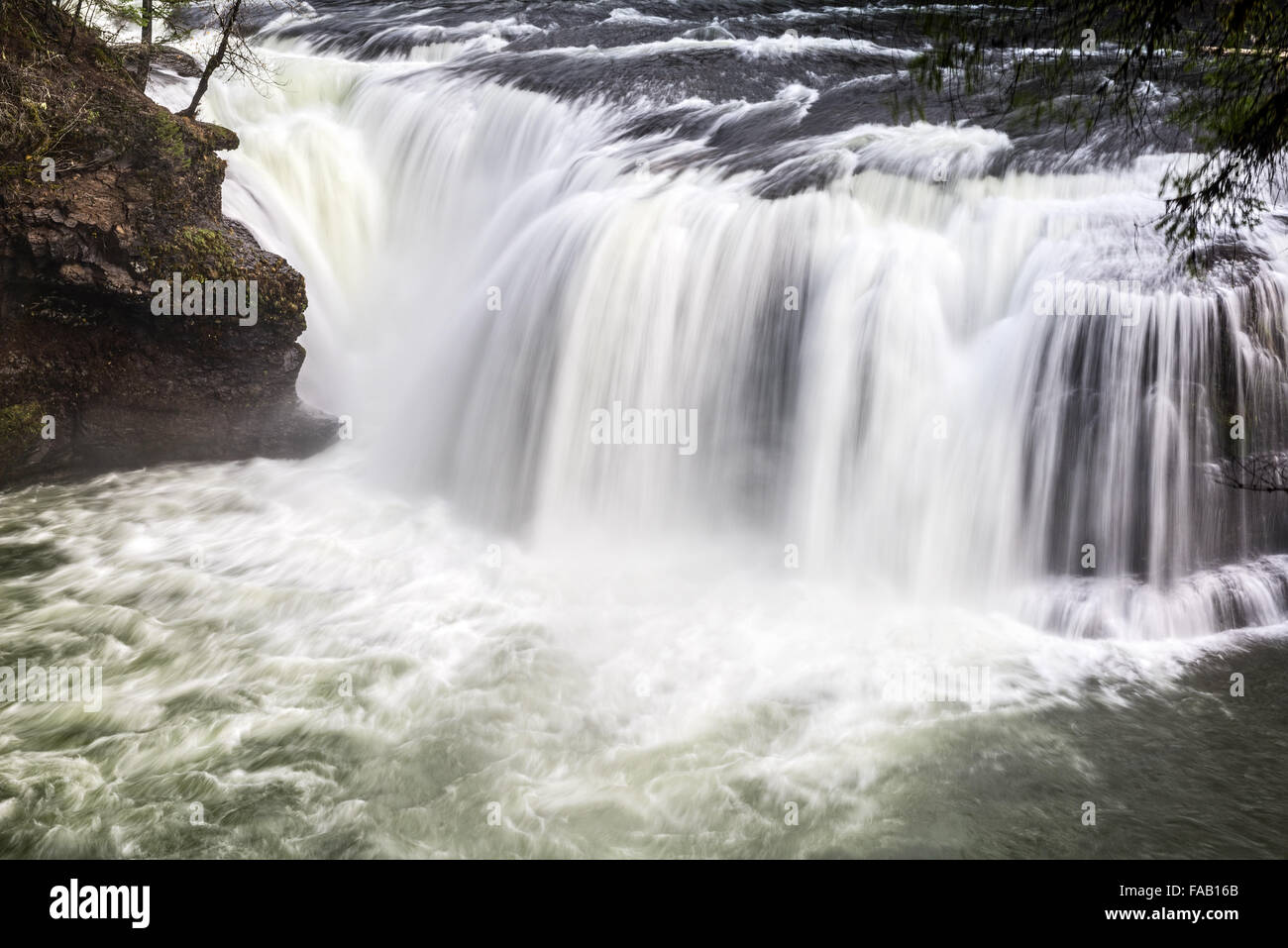 Abaisser Lewis River Falls dans l'État de Washington. Banque D'Images