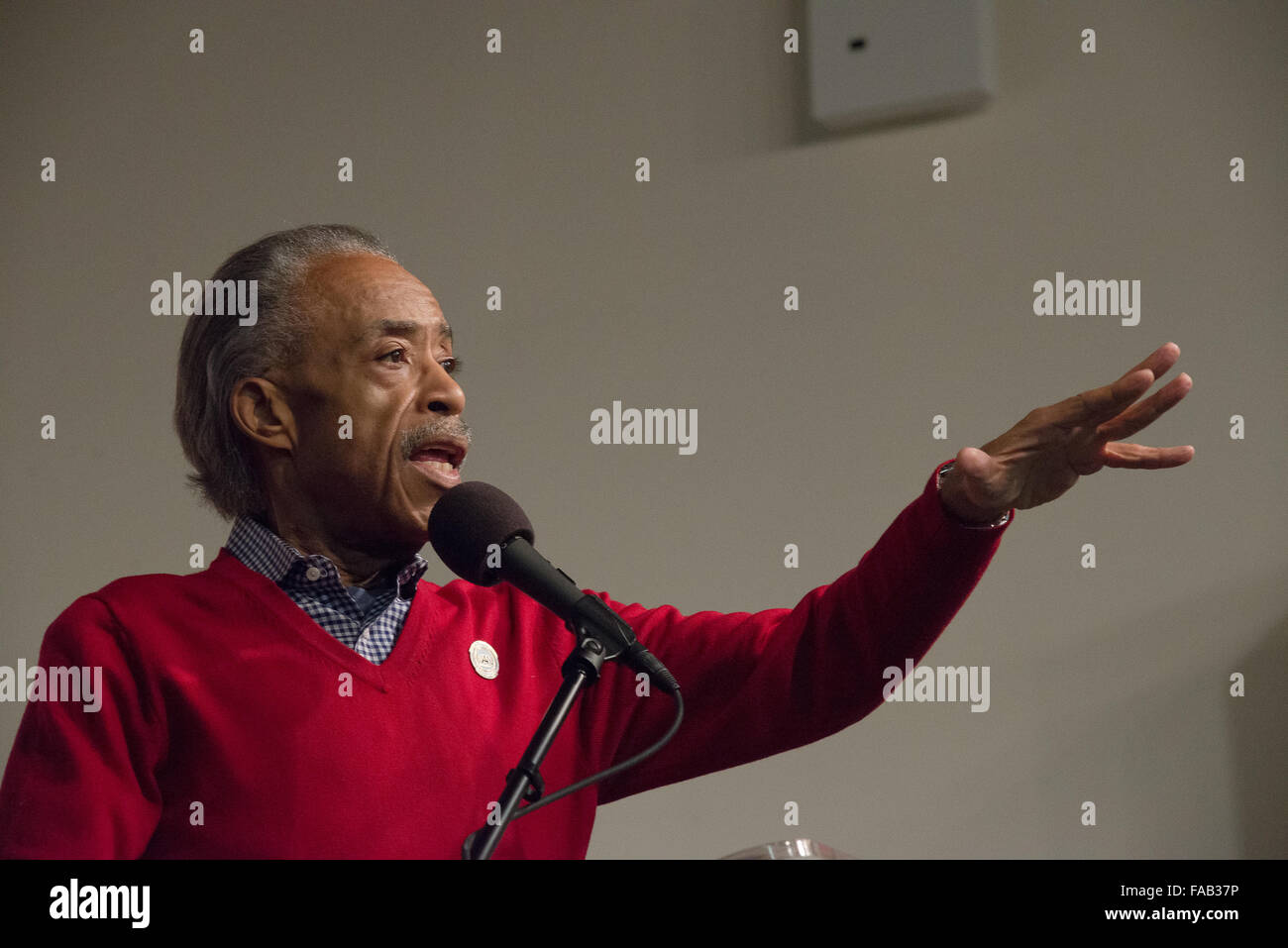 New York, États-Unis. Dec 25, 2015. Le révérend Al Sharpton participants adresses des repas de vacances. Maire de la ville de New York, Bill De Blasio et sa fille Chiara a rejoint le révérend Al Sharpton à la maison de la Justice, réseau d'Action National (NAN) siège et centre communautaire de West 145e Rue à Harlem, à participer au repas de fête annuelle du NAN et des jouets pour les plus démunis. © Albin Lohr-Jones/Pacific Press/Alamy Live News Banque D'Images