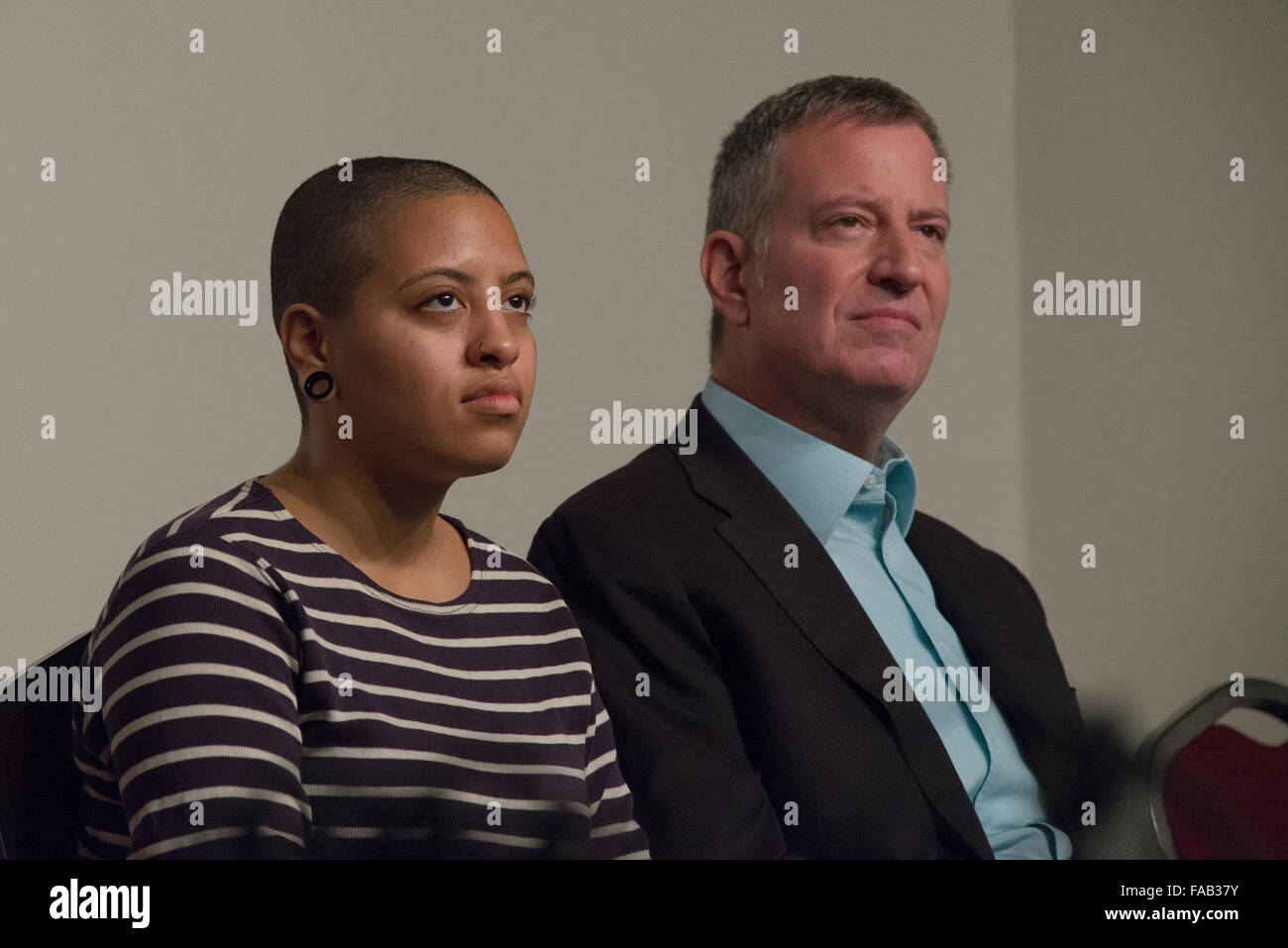 New York, États-Unis. Dec 25, 2015. Chiara (à gauche) et son père, Bill De Blasio (droite), écoutez comme Al Sharpton parle. Maire de la ville de New York, Bill De Blasio et sa fille Chiara a rejoint le révérend Al Sharpton à la maison de la Justice, réseau d'Action National (NAN) siège et centre communautaire de West 145e Rue à Harlem, à participer au repas de fête annuelle du NAN et des jouets pour les plus démunis. © Albin Lohr-Jones/Pacific Press/Alamy Live News Banque D'Images