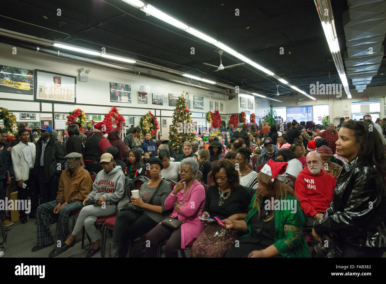 New York, États-Unis. Dec 25, 2015. Les participants de la NAN repas de vacances remplir la chambre de Justice. Maire de la ville de New York, Bill De Blasio et sa fille Chiara a rejoint le révérend Al Sharpton à la maison de la Justice, réseau d'Action National (NAN) siège et centre communautaire de West 145e Rue à Harlem, à participer au repas de fête annuelle du NAN et des jouets pour les plus démunis. © Albin Lohr-Jones/Pacific Press/Alamy Live News Banque D'Images